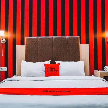 Reddoorz Plus Near Mall Panakukang Makassar Bagian luar foto