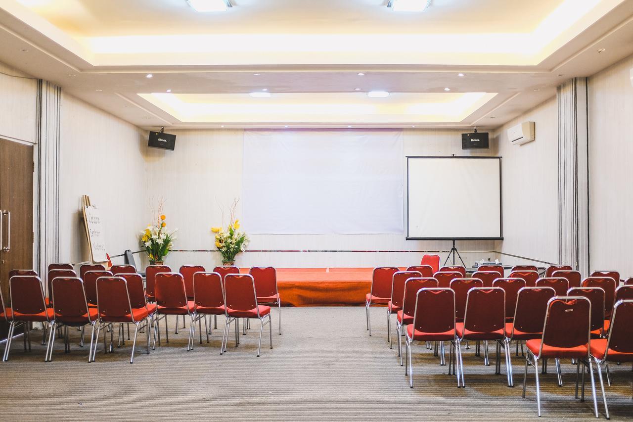 Reddoorz Plus Near Mall Panakukang Makassar Bagian luar foto