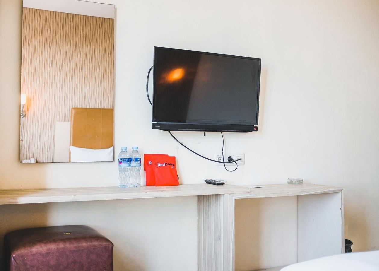 Reddoorz Plus Near Mall Panakukang Makassar Bagian luar foto