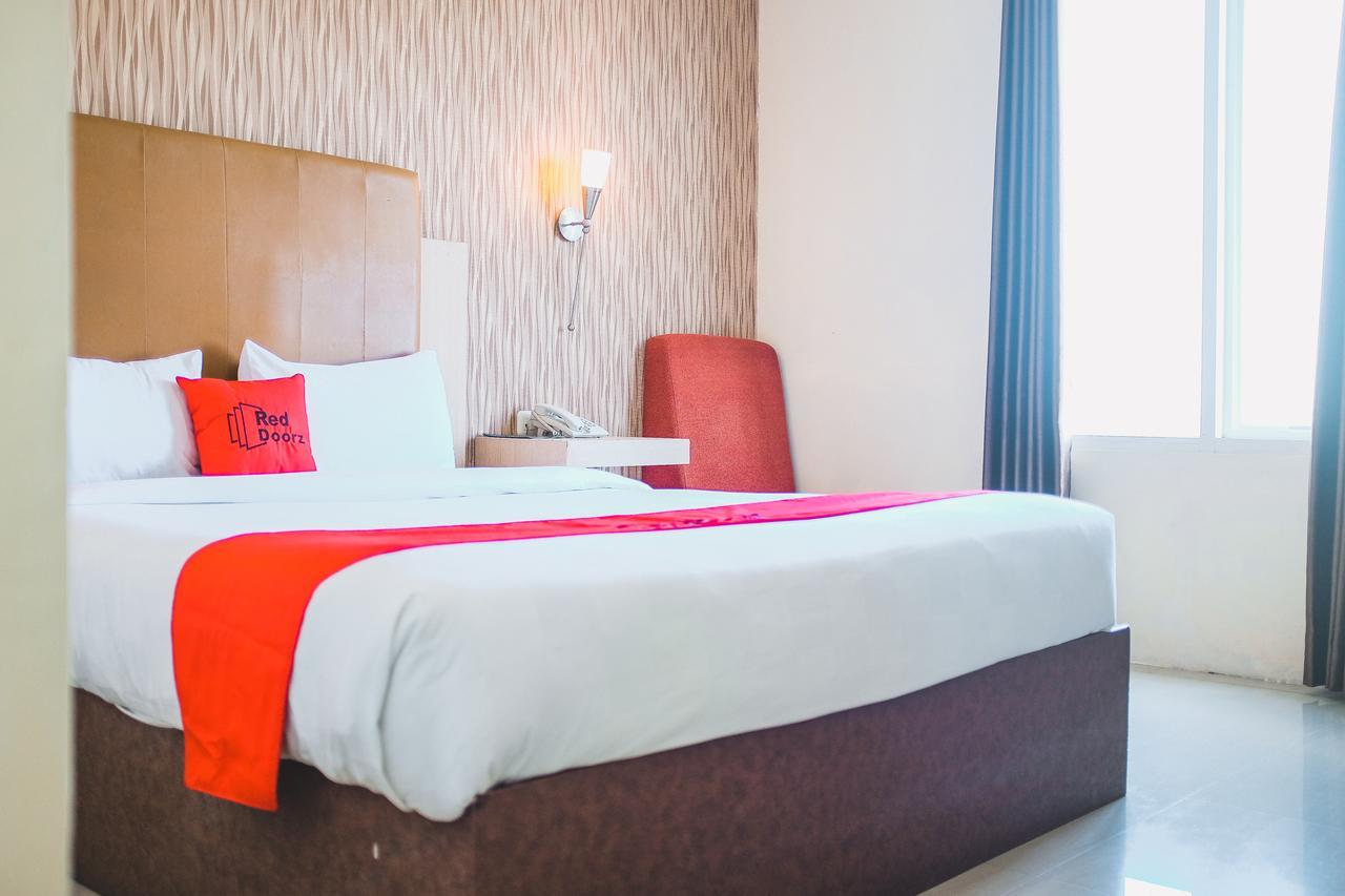 Reddoorz Plus Near Mall Panakukang Makassar Bagian luar foto