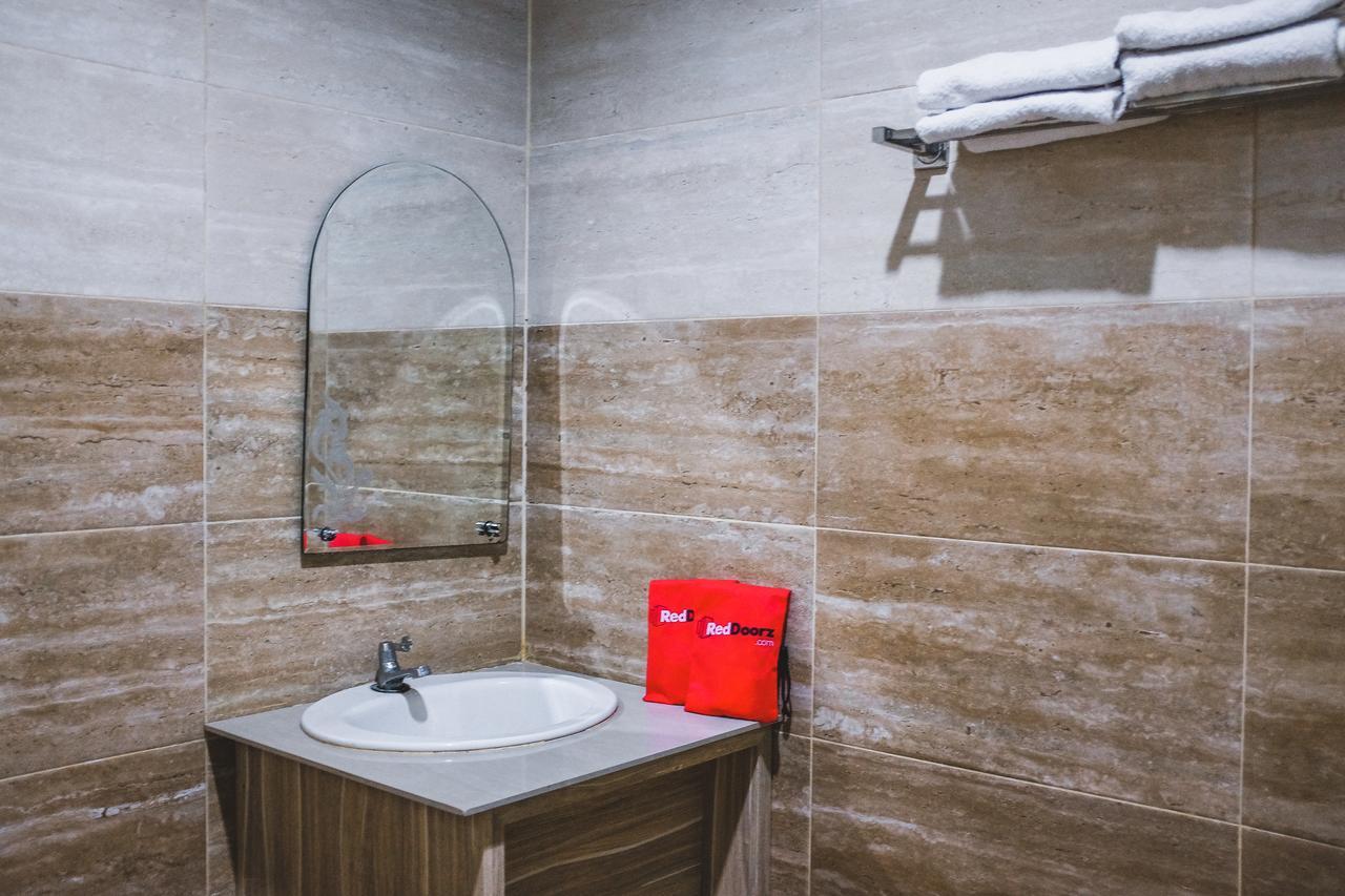 Reddoorz Plus Near Mall Panakukang Makassar Bagian luar foto